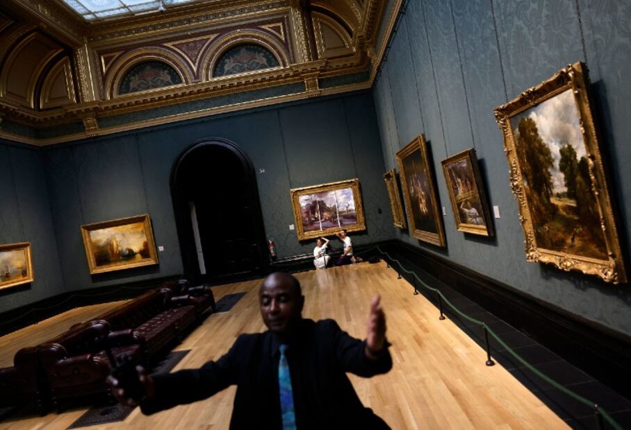 Activistas protestan pegándose a un cuadro de la National Gallery de Londres