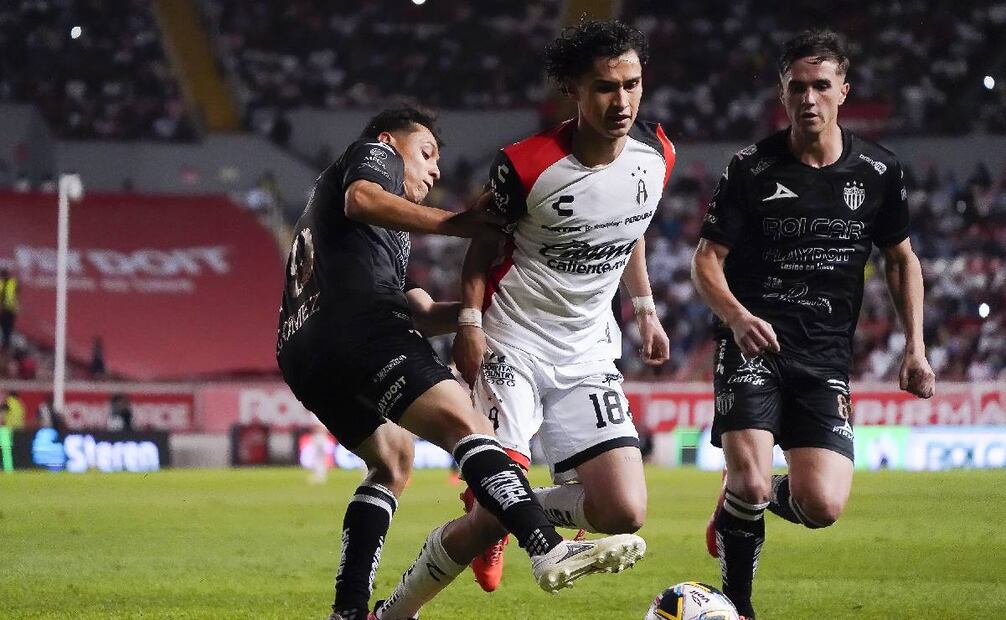 Diego Gómez, Jeremy Márquez y Agustín Palavecino, durante el partido de la jornada 17 entre Necaxa y Atlas. FOTO: Imago7
