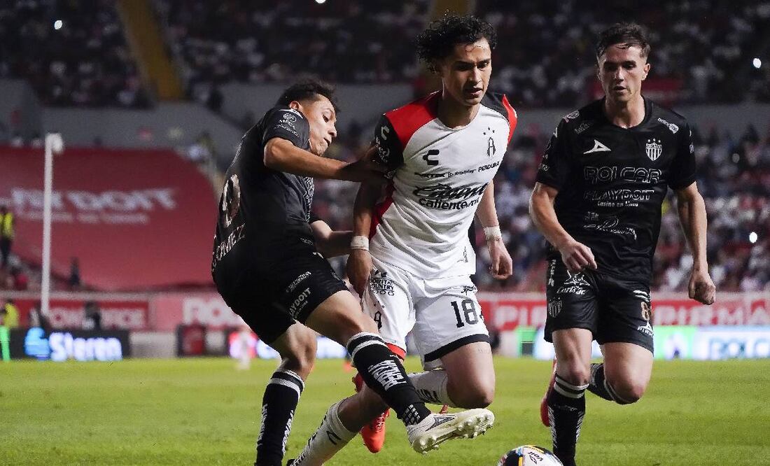 Diego Gómez, Jeremy Márquez y Agustín Palavecino, durante el partido de la jornada 17 entre Necaxa y Atlas. FOTO: Imago7
