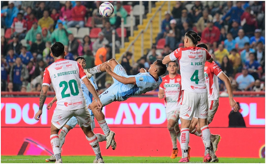 Ángel Sepúlveda realizando una chilena ante Necaxa / FOTO: Imago7
