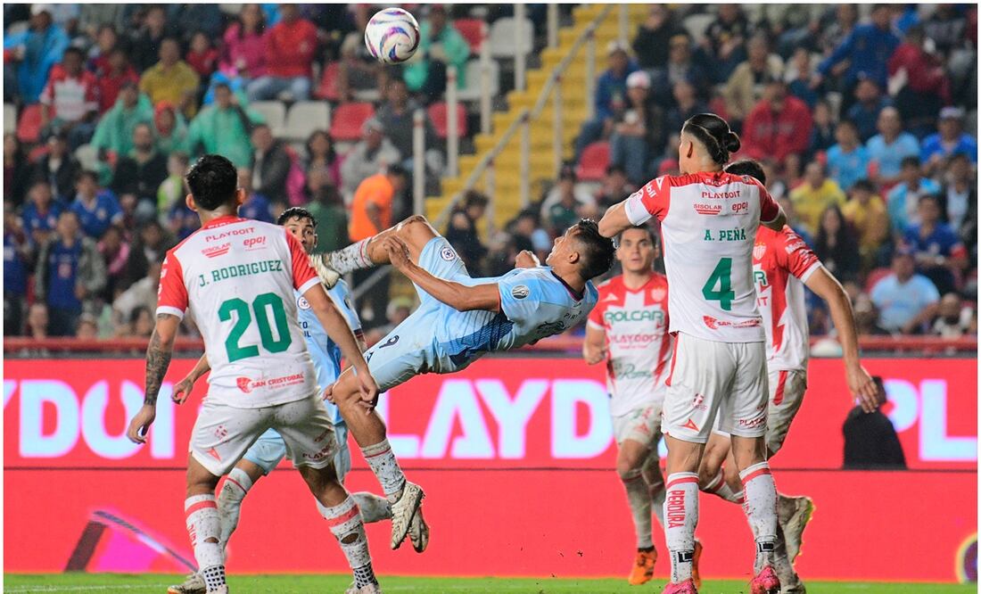 Ángel Sepúlveda realizando una chilena ante Necaxa / FOTO: Imago7