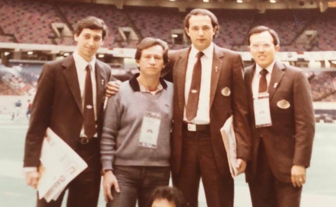 Enrique Burak publicó una foto donde recordó el primer Super Bowl que narró junto a Antonio de Valdés y Pepe Segarra en Televisa. Foto: Especial