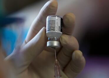 Pfizer presiona a EU para aplicar una tercera dosis a la población