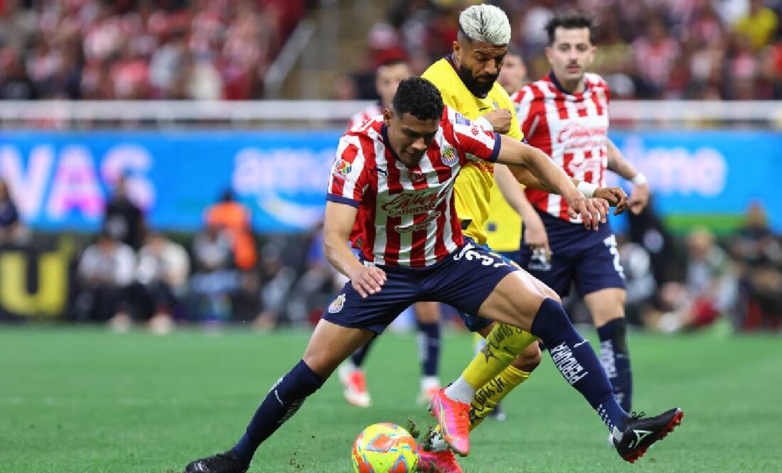 Gilberto Sepúlveda y Rodrigo Aguirre luchan por el balón en el duelo entre Chivas y América en el Estadio Akron. FOTO: Imago7