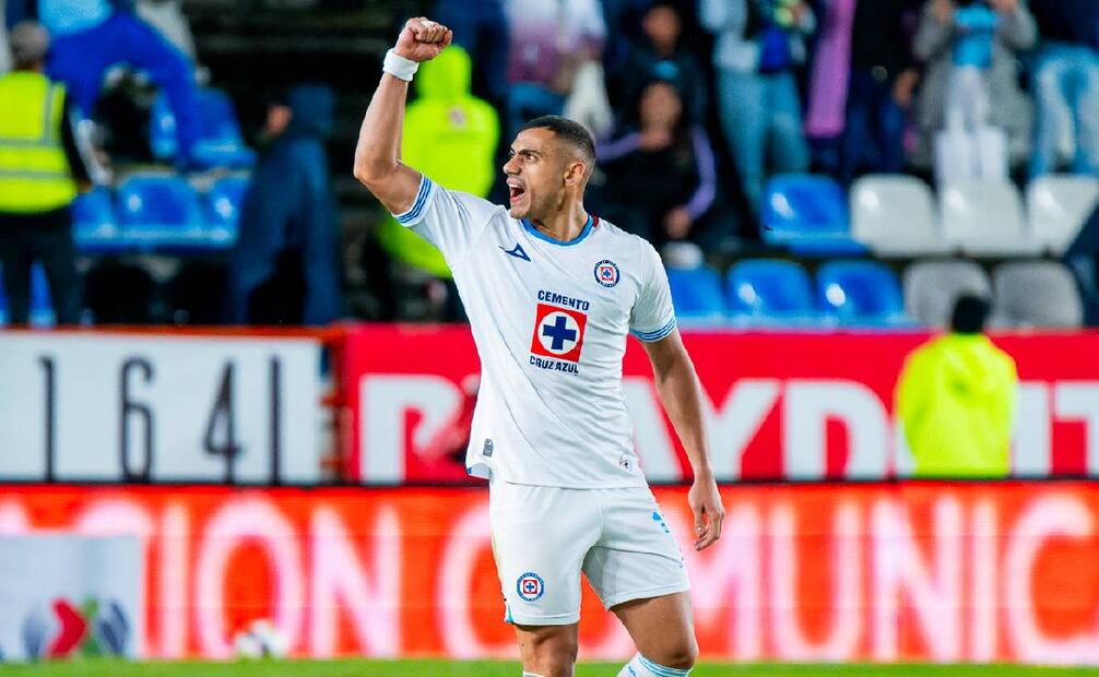 Giorgos Giakoumakis marcó su primer doblete con la playera de Cruz Azul en la remontada ante Pachuca. Foto: Imago7
