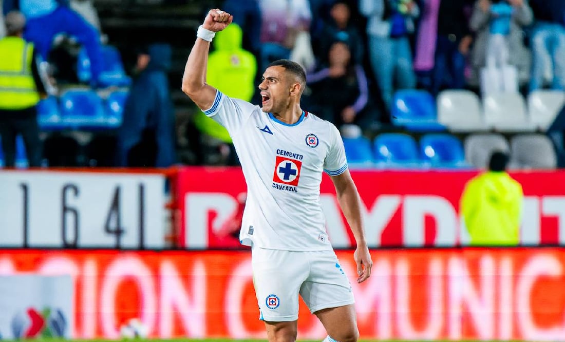 Giorgos Giakoumakis marcó su primer doblete con la playera de Cruz Azul en la remontada ante Pachuca. Foto: Imago7