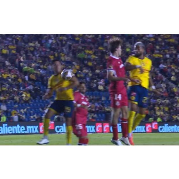 El balón pegó en el brazo de Ramón Juárez antes de que Israel Reyes anotara el gol del América ante Toluca. Foto: Especial