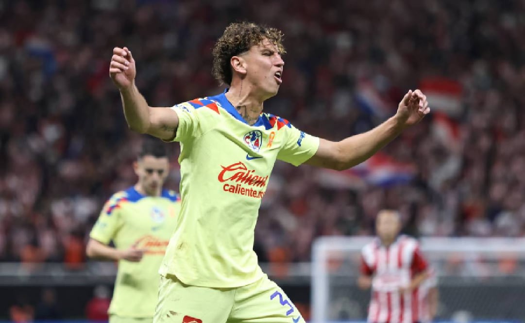 Lichnovsky le reclama a sus compañeros por el accionar de América ante Chivas. Foto: Imago7