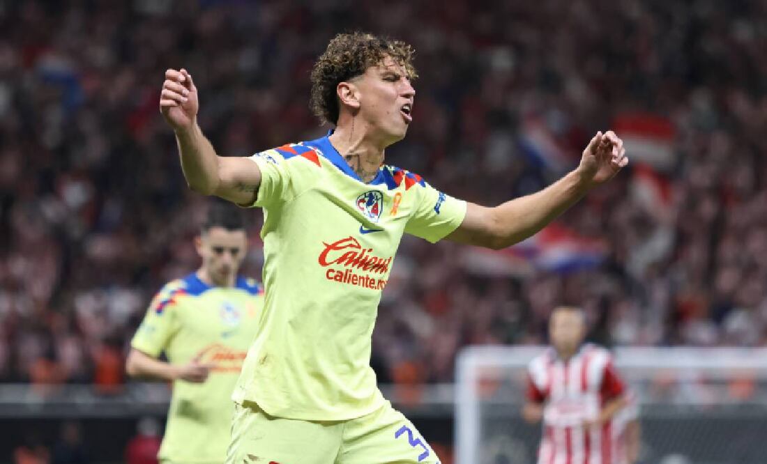 Lichnovsky le reclama a sus compañeros por el accionar de América ante Chivas. Foto: Imago7