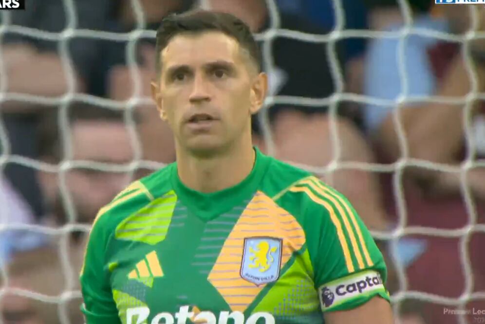 El Dibu terminó molesto por la derrota de su equipo. Foto: Especial.