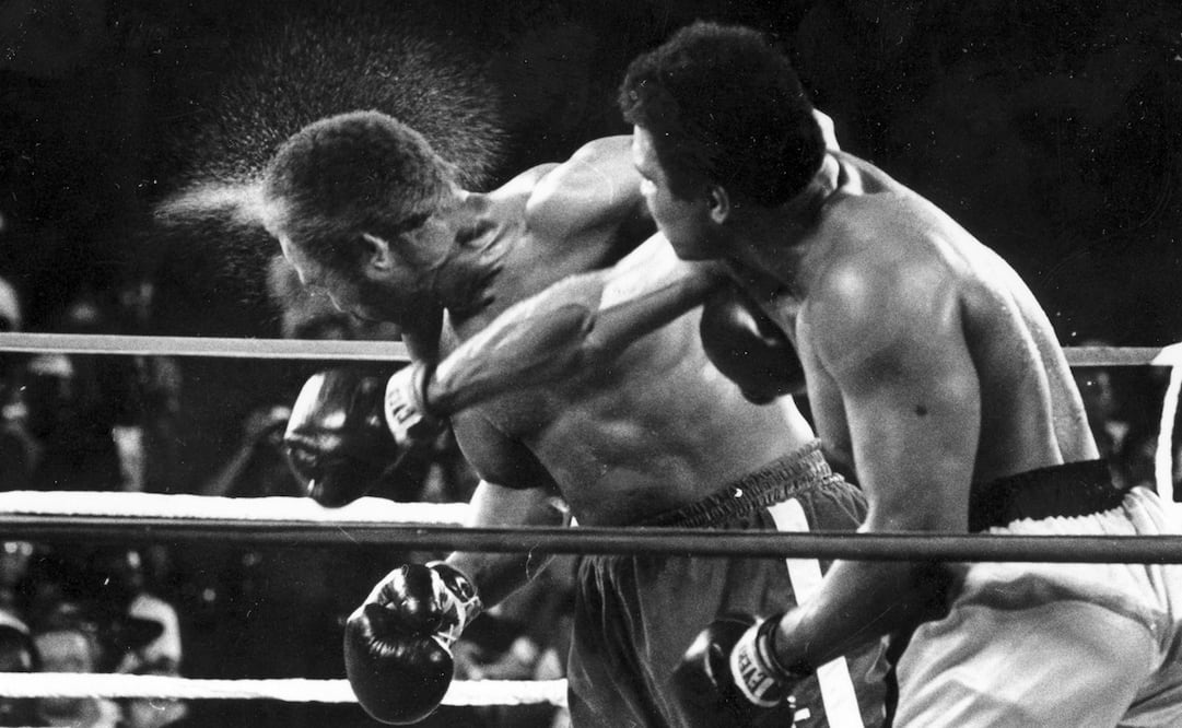 George Foreman y Muhammad Ali en el séptimo round de “La Batalla de la Selva” - Foto: AP