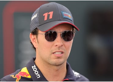 Excampeón de Fórmula 1 asegura que Checo Pérez está en Red Bull por 'negocio'