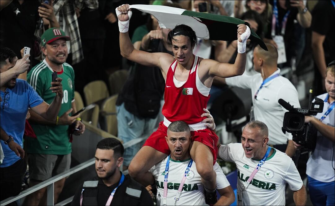 Imane Khelif celebra su triunfo en la Final de boxeo en la categoría de los -66 kg de París 2024. FOTO: AP