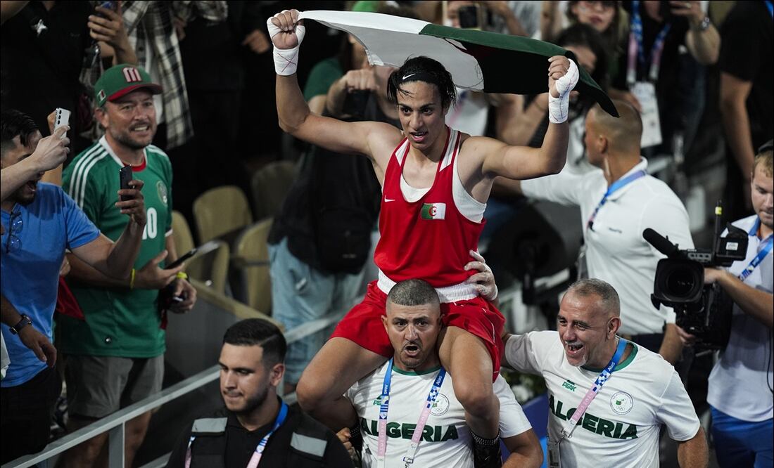 Imane Khelif celebra su triunfo en la Final de boxeo en la categoría de los -66 kg de París 2024. FOTO: AP
