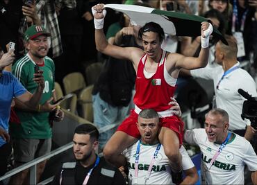 Imane Khelif, boxeadora que causó polémica de género, se colgó la medalla de oro en París 2024