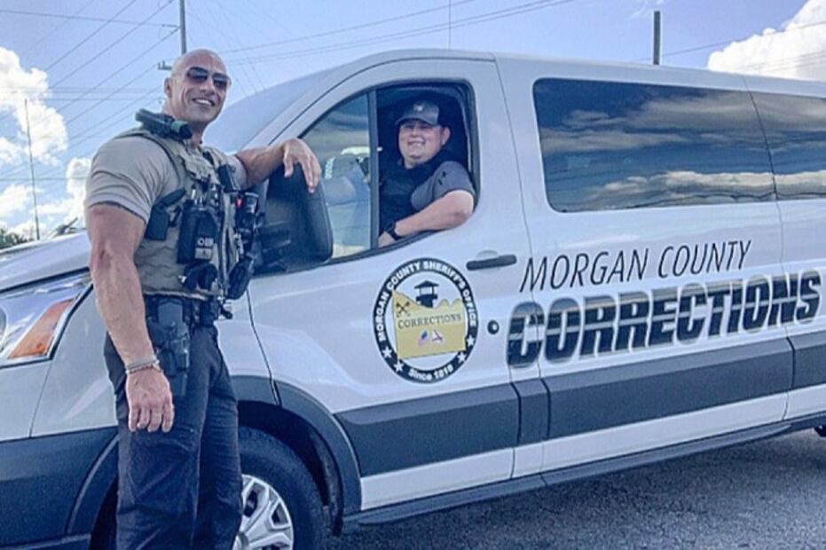 Policía idéntico a “La Roca” se hace viral y hasta Dwayne le responde
