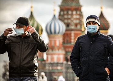 Por alza en muertes por Covid, Rusia anuncia cierres de servicios en el país