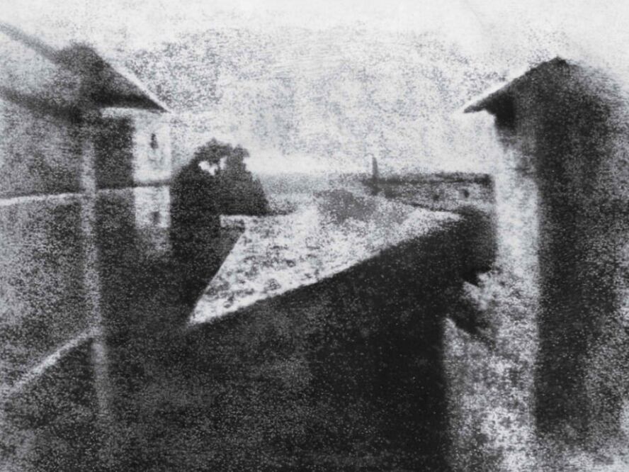 Joseph Nicéphore estaba fascinado con la litografía así que desarrollo su propio método para generar imágenes, llamado “camera obscura”. La primera prueba del dispositivo fue una foto de la vista desde su estudio en Francia. (Foto: TIME)