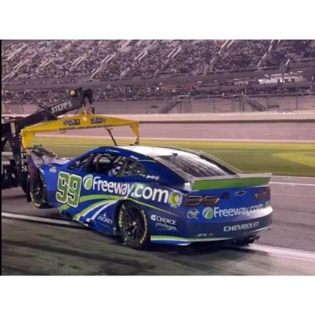 Así tuvieron que sacar el auto de Daniel Suárez del Daytona International Speedway en Nascar. Foto: Especial