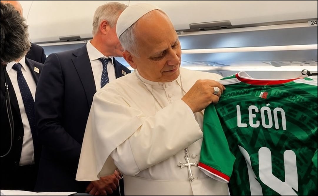 Papa León XIV posa con la playera de la Selección Mexicana, la cual porta su nombre y el número 14. FOTO: Especial