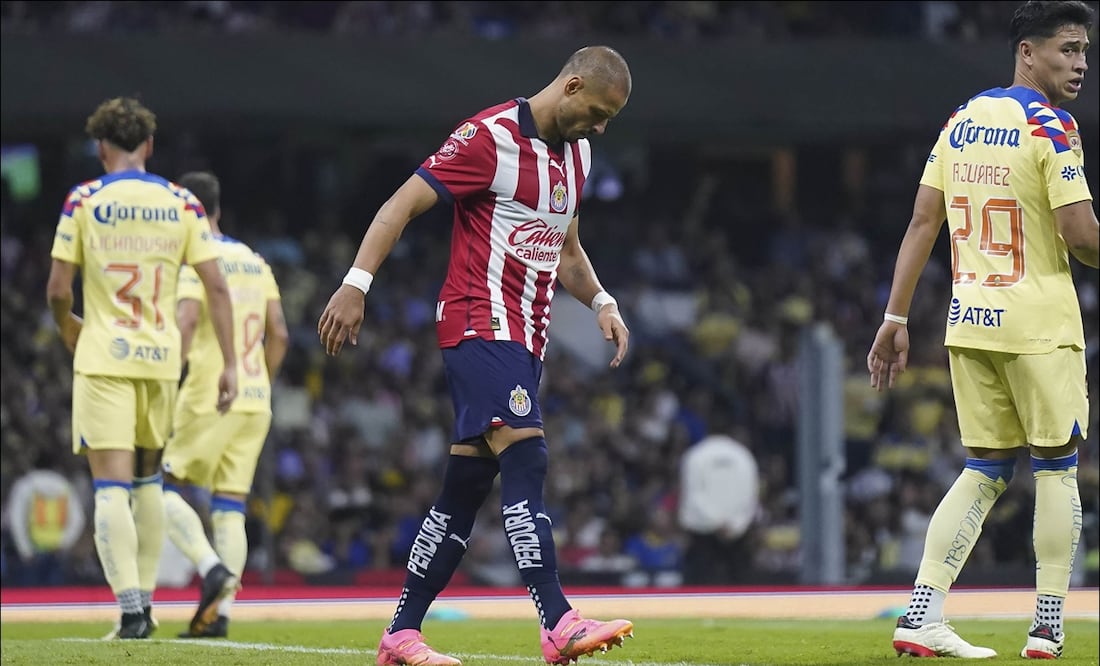 Javier Hernández clava la mirada en el césped tras la derrota de las Chivas. FOTO: Imago7