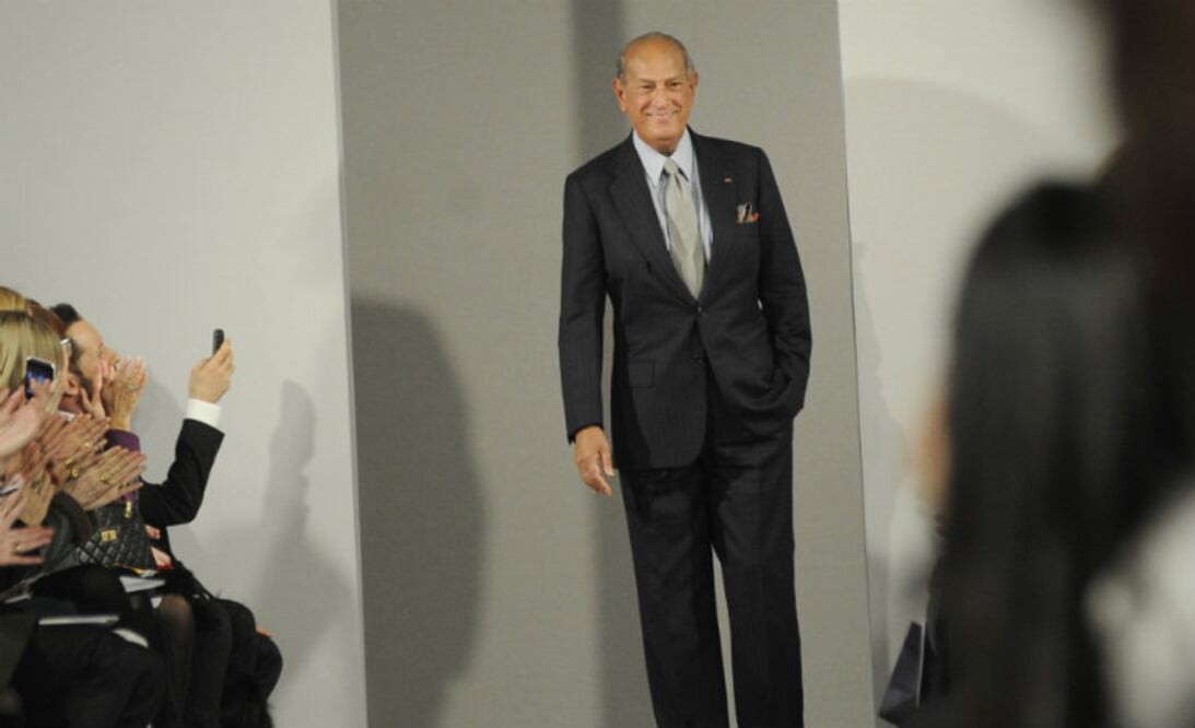 A los 18 años dejó su país natal para estudiar pintura en Europa, pero rápidamente se enamoró de la moda. Su talento conquistó al mundo y fue nombrado presidente del Consejo de Diseñadores de Moda en América en dos ocasiones. (Foto: AP)