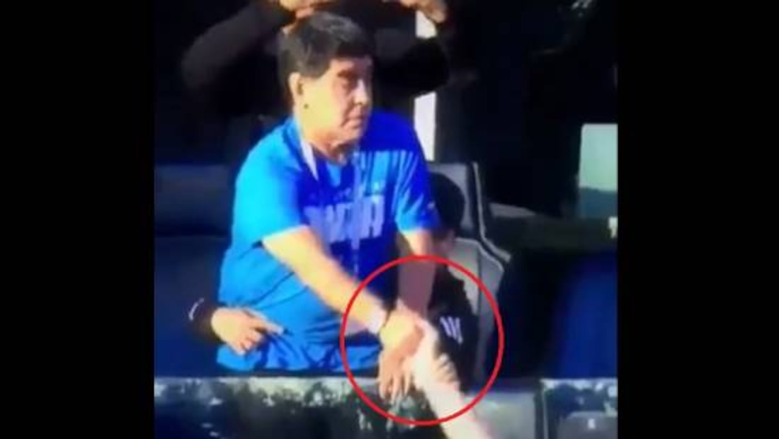 Maradona dio a escondidas un extraño objeto blanco a aficionados argentinos. Foto: Especial