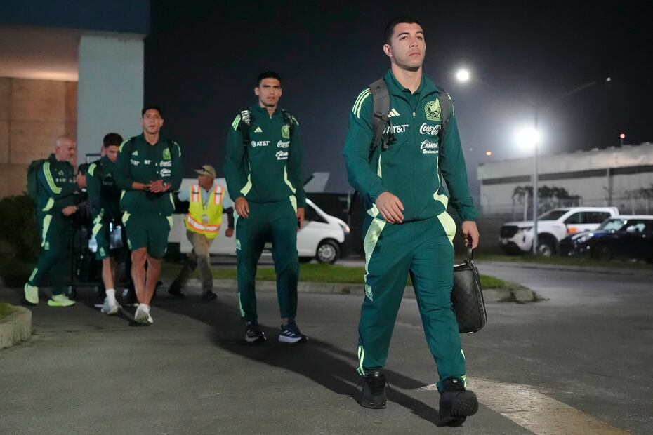 Jugadores de la Selección Mexicana, durante su llegada a la ciudad de Guadalajara para su partido amistoso contra Estados Unidos. FOTO: Imago7