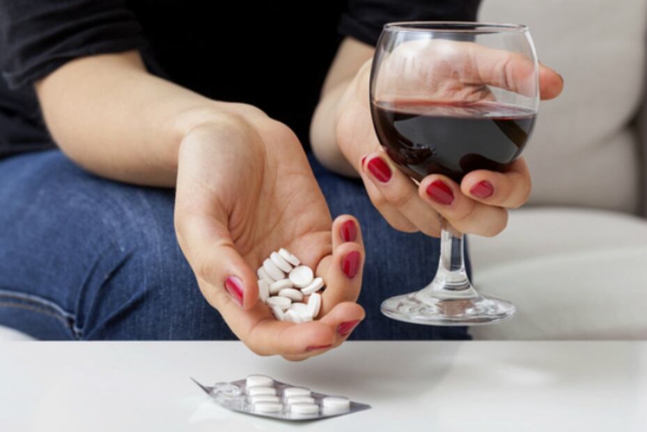 ¿Qué tan peligroso es combinar antiobióticos con alcohol?