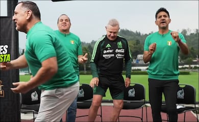 Cuauhtémoc Blanco sorprende al técnico de la Selección, Javier Aguirre, y lo pone a bailar