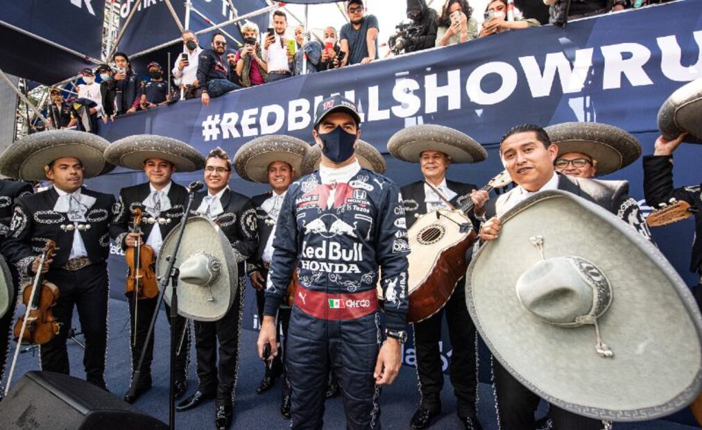 El traje y casco muy mexicanos que “Checo” Pérez usará en el GP de México 2021