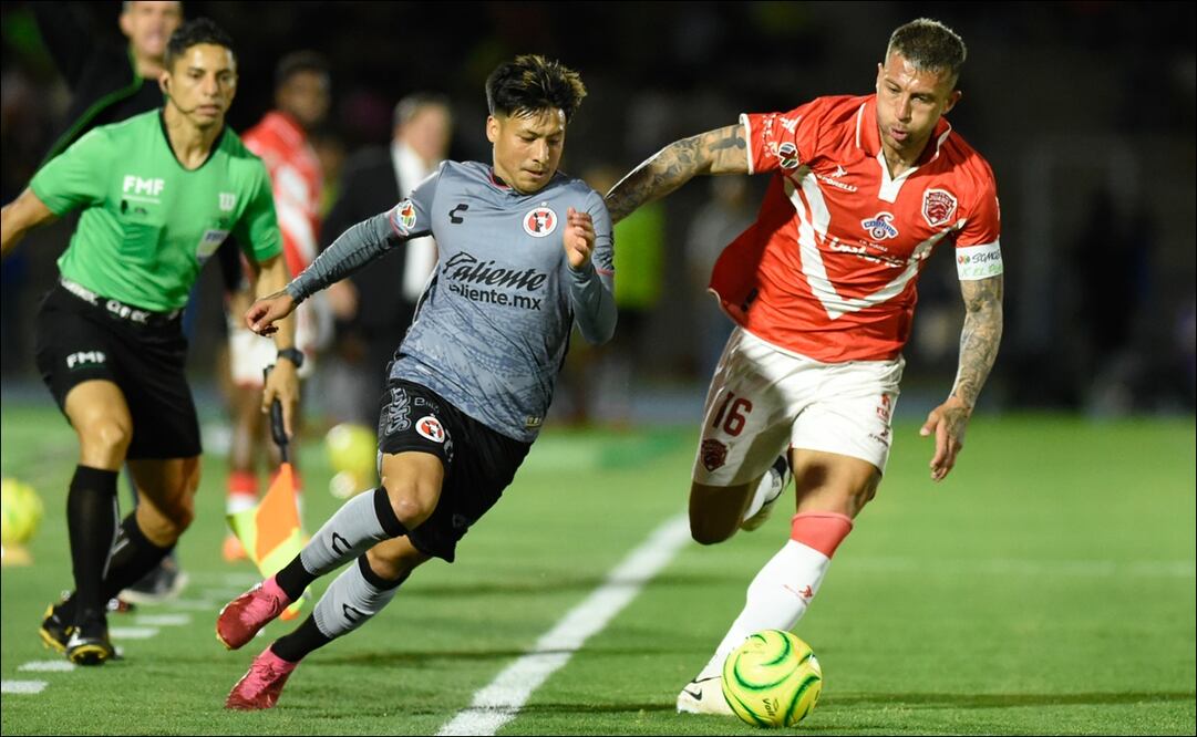 Diego Campillo pelea por el balón ante la marca de Francisco Calvo. FOTO: Imago7