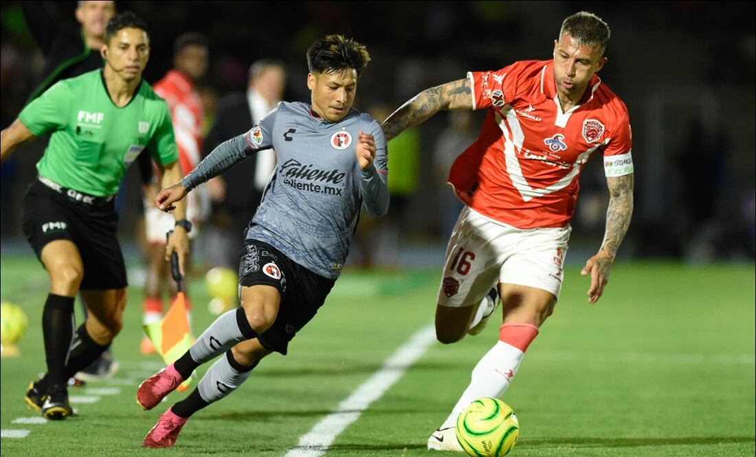 Diego Campillo pelea por el balón ante la marca de Francisco Calvo. FOTO: Imago7