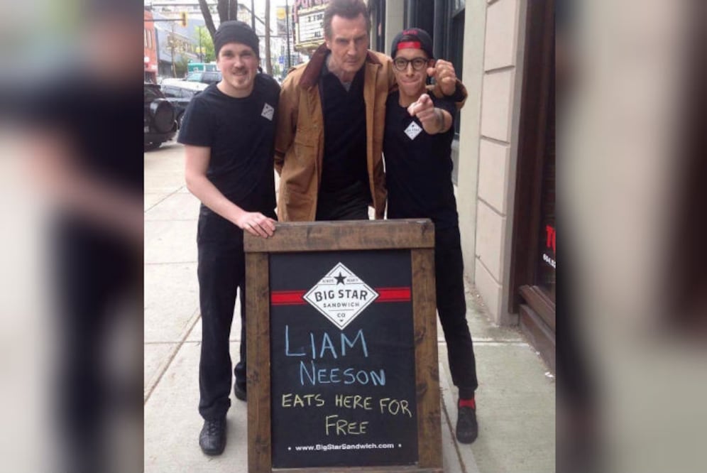 Este restaurante colocó un anunció prometiendo que Liam Neeson comería gratis ahí y el actor se dio una vuelta para probar la promoción. (Foto: reddit/u/frmacleod)