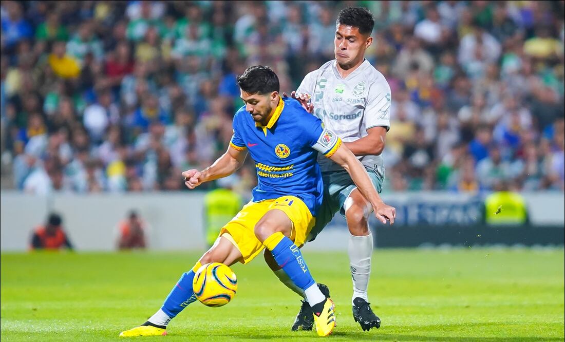 Henry Martín cuida el balón en el duelo entre América y Santos. FOTO: Imago7