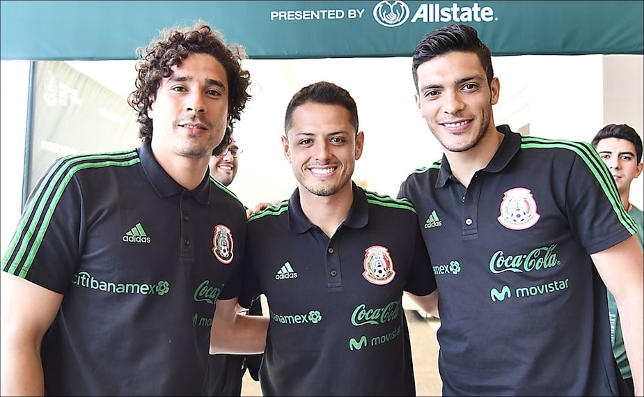 Javier Hernández posa junto a Memo Ochoa y Raúl Jiménez. FOTO: Imago7