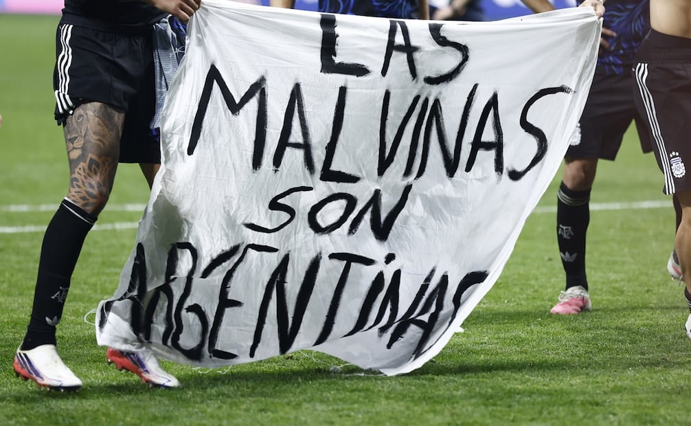 Futbolistas de Argentina sostienen una pancarta que enuncia "Las Malvinas son argentinas", durante el Mundial de 2026 - Foto: EFE