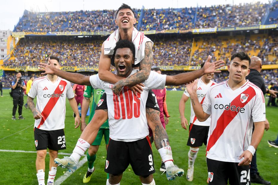 Jugadores de River Plate celebran tras vencer a Boca Juniors en La Bombonera de Buenos Aires. FOTO: AP