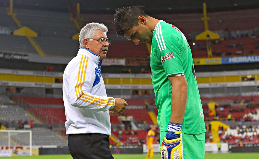 Ricardo Ferretti y Nahuel Guzmán con Tigres en un partido ante Atlas en Estadio Jalisco / FOTO: Imago7