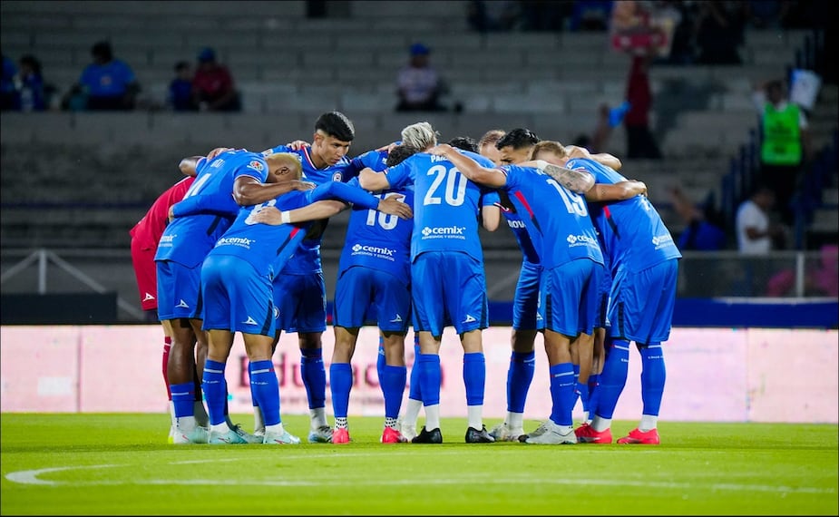 Jugadores de Cruz Azul se reúnen previo a un partido en la cancha del Olímpico Universitario. FOTO: Imago7