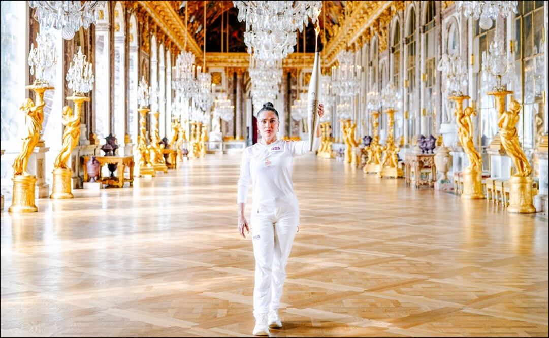 Salma Hayek recibió la antorcha olímpica en el Palacio de Versalles / FOTO: @Paris2024