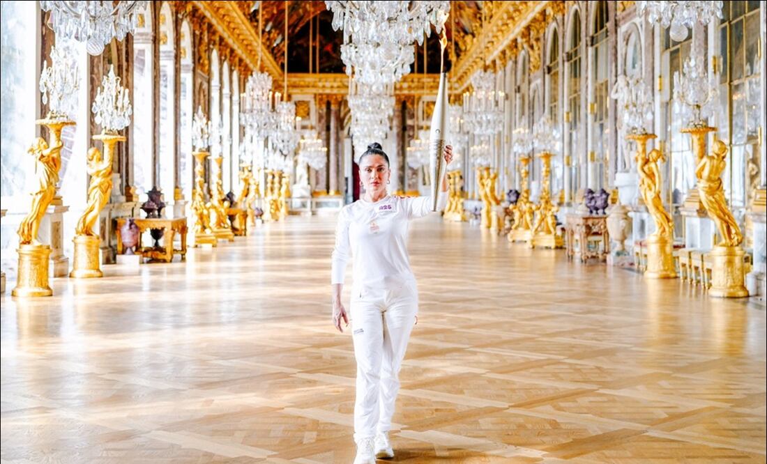 Salma Hayek recibió la antorcha olímpica en el Palacio de Versalles / FOTO: @Paris2024