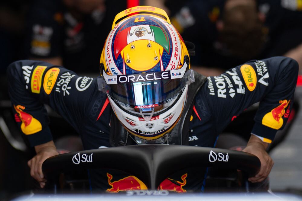 Checo Pérez, previo a las prácticas libres del Gran Premio de Emilia-Romaña - Foto: AFP