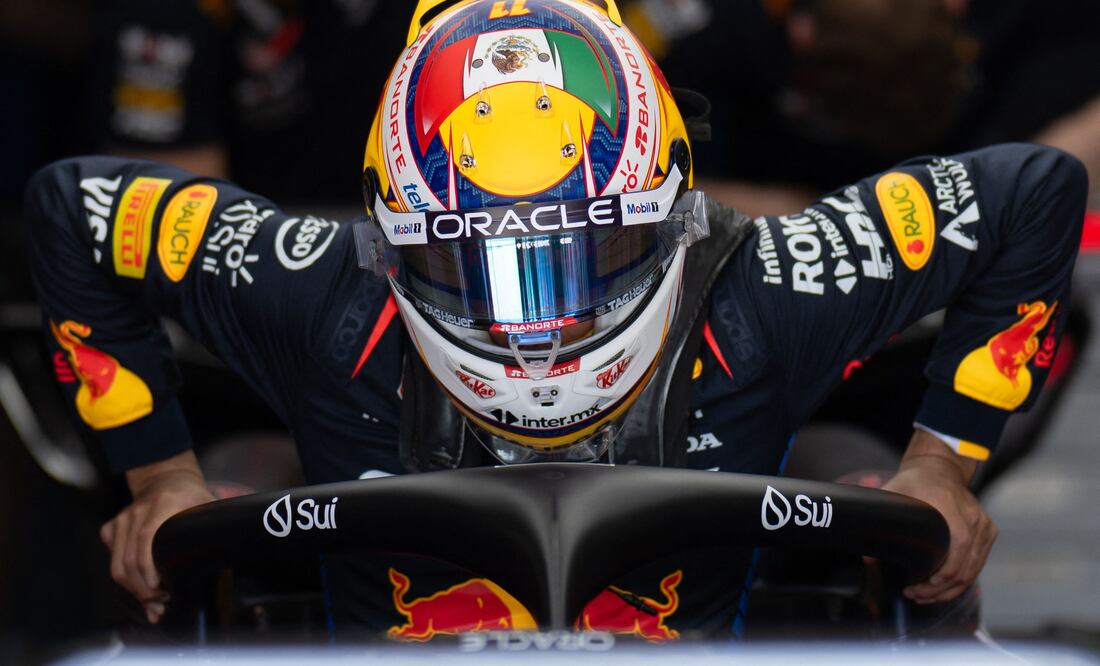 Checo Pérez, previo a las prácticas libres del Gran Premio de Emilia-Romaña - Foto: AFP