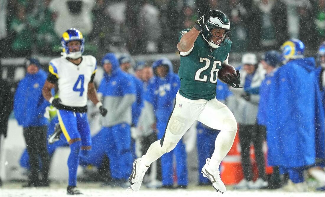 Saquon Barkley (26) de los Philadelphia Eagles corre con el ovoide para conseguir un touchdown de 78 yardas contra Los Angeles Rams. FOTO: AFP