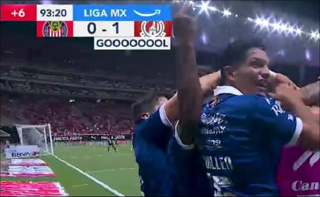 Vitor Samuel Ferreira Arantes hizo esta señal a las gradas en la celebración del gol en el partido contra Chivas. FOTO: Imago7