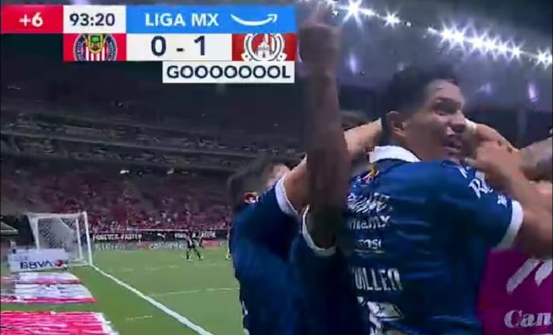 Vitor Samuel Ferreira Arantes hizo esta señal a las gradas en la celebración del gol en el partido contra Chivas. FOTO: Imago7