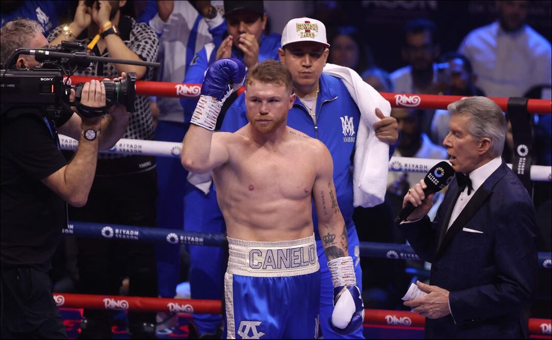 Saúl 'Canelo' Álvarez levanta el puño previo a su choque con William Scull. FOTO: AFP