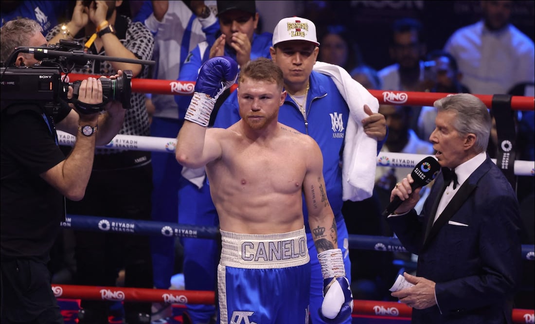 Saúl 'Canelo' Álvarez levanta el puño previo a su choque con William Scull. FOTO: AFP
