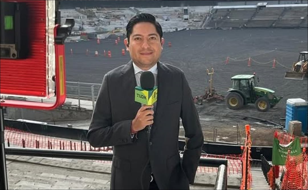 Julio Ibáñez, reportero de TUDN, durante un enlace desde el Estadio Azteca. FOTO: @julioiba